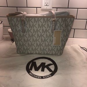 NWT 100% authentic Michael Kors Jet Set Travel